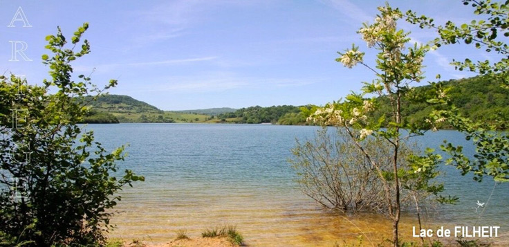 Le lac de Filheit, dans lequel on peut se baigner, est proche du terrain de camping 3 étoiles avec piscine Le Petit Pyrénéen en Ariège dans les Pyrénées